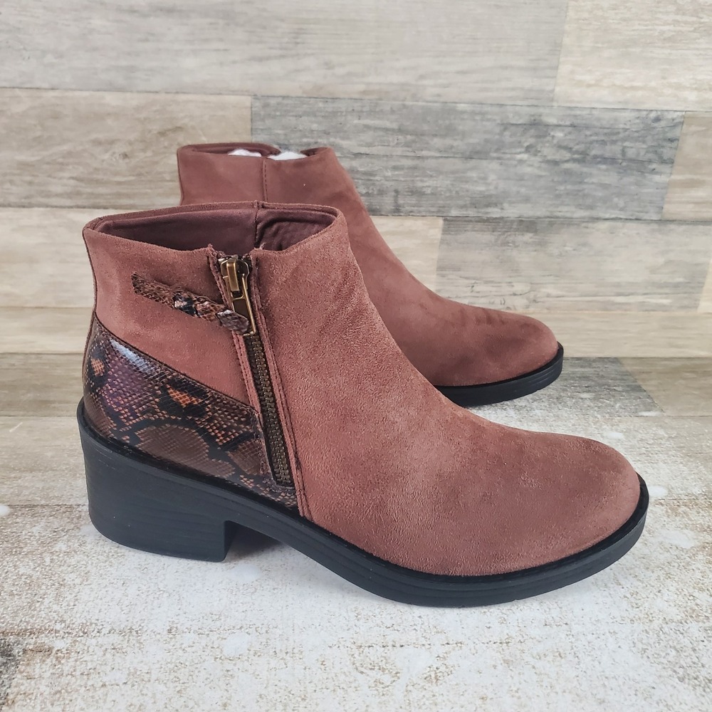 Bzees Outgoing Womens Ankle Booties Sz 8.5 W Mustang Suede Comfort Side Zipper